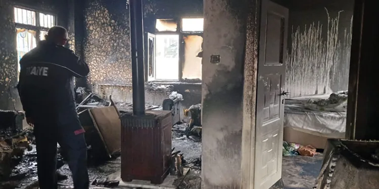 Alaplı’da evde çıkan yangında 2 kişi yaralandı