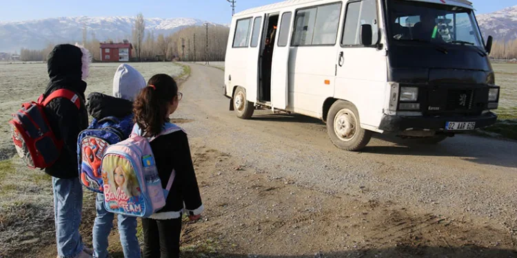 Krediyle aldığı aracı servise dönüştürdü