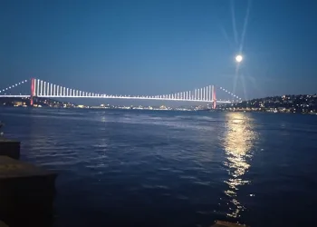 İstanbul Boğazında dolunay manzarası