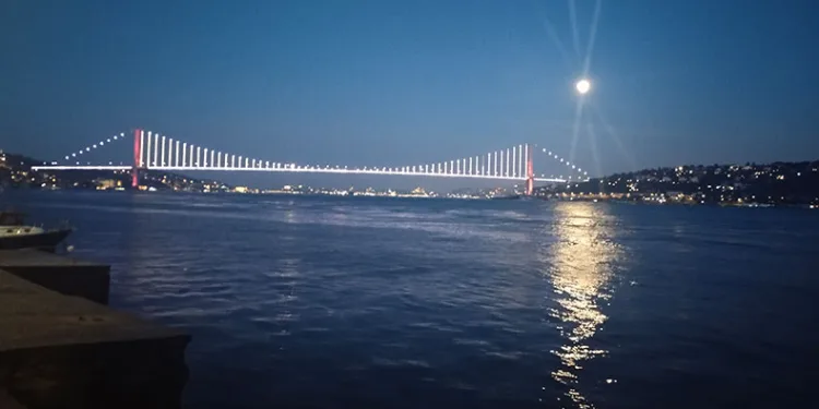 İstanbul Boğazında dolunay manzarası