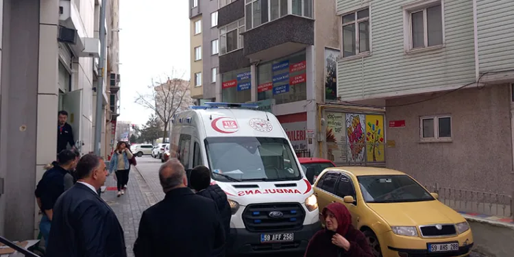 Temizlik yaptığı çatıdan düşerek hayatını kaybetti