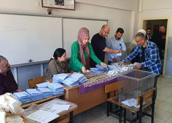 Kozan’da sandıklar açıldı, oy sayımı başladı