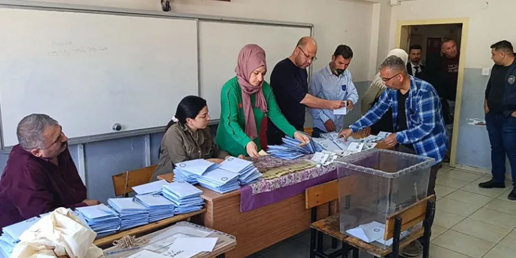 Kozan’da sandıklar açıldı, oy sayımı başladı