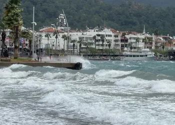 Önce fırtına, sonra sağanak yağış etkili oldu