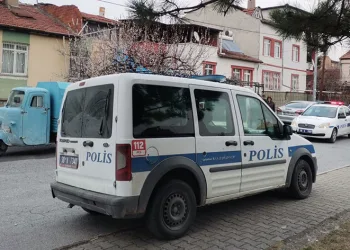 3 kattan düşen genç kız ağır yaralandı