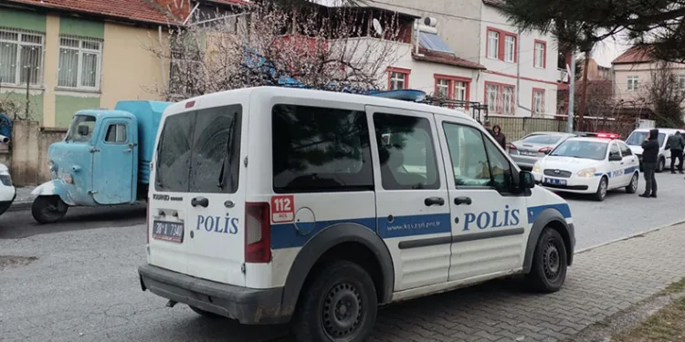 3 kattan düşen genç kız ağır yaralandı
