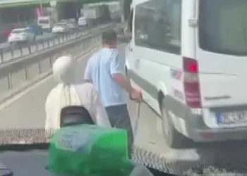 Minibüs sürücülerinin bıçaklı tartışması kamerada