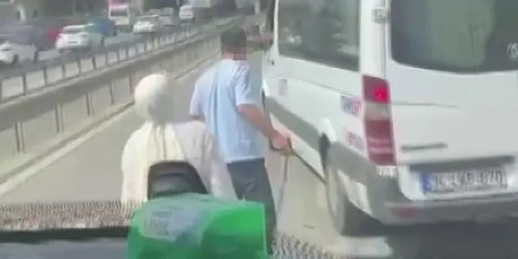 Minibüs sürücülerinin bıçaklı tartışması kamerada