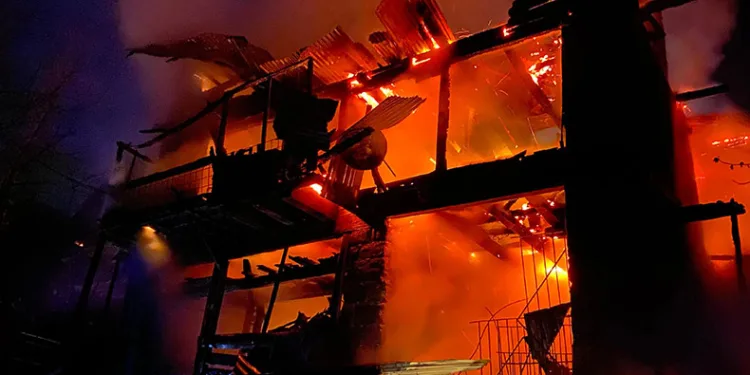 Artvin’de iki katlı ahşap evde yangın çıktı
