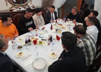 İftarda öğrencileri evinde misafir etti