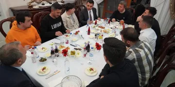 İftarda öğrencileri evinde misafir etti