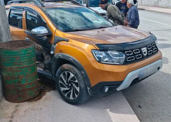 Kaza yapan cip kapıyı yıkıp bahçeye girdi