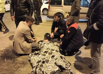 Yaralı üşümesin diye üzerine battaniye örttüler