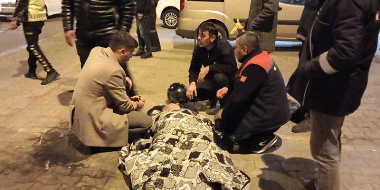 Yaralı üşümesin diye üzerine battaniye örttüler