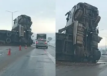 Kayganlaşan yolda meyve yüklü tır devrildi