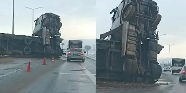 Kayganlaşan yolda meyve yüklü tır devrildi