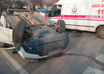 Döner kavşakta çarpışan 2 araçtan biri takla attı