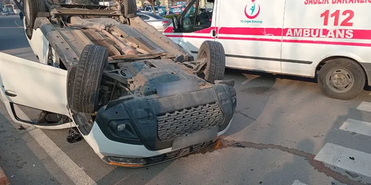 Döner kavşakta çarpışan 2 araçtan biri takla attı
