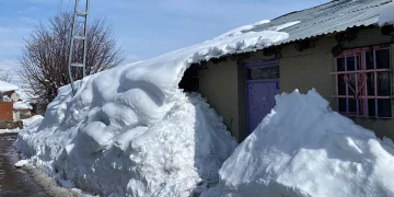 Tek katlı evler kara gömüldü