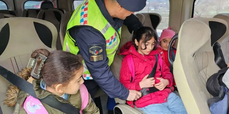 Okul yollarını güvenilir hale getiriyorlar
