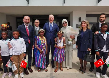 Numan Kurtulmuş, Uluslararası Maarif Okullarını ziyaret etti