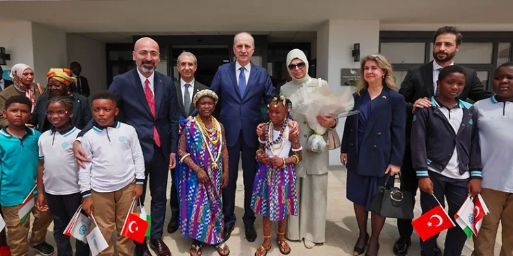 Numan Kurtulmuş, Uluslararası Maarif Okullarını ziyaret etti