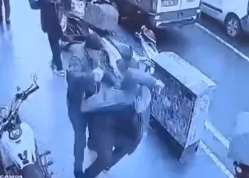 Sokak ortasında husumetlisinin kafasına taşla vurdu