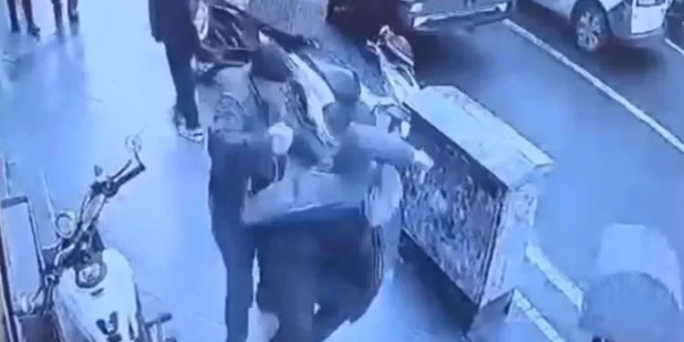 Sokak ortasında husumetlisinin kafasına taşla vurdu