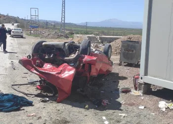 Gölbaşında iki otomobil çarpıştı