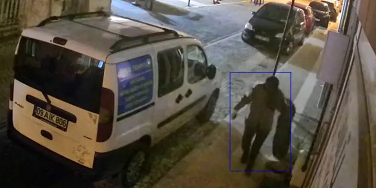Çaldığı süs bitkisini geri getirdi