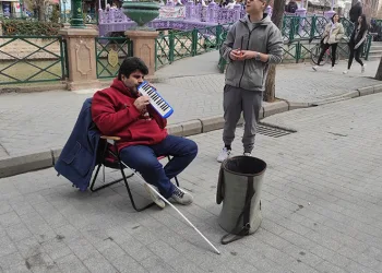 Tüm zorluklara rağmen sanatını icra ediyor