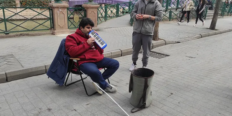 Tüm zorluklara rağmen sanatını icra ediyor