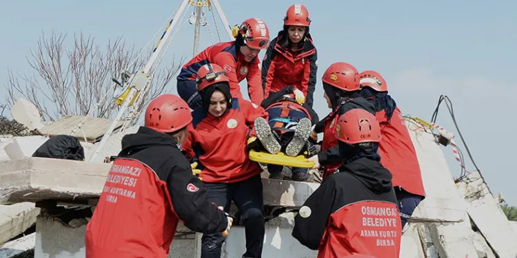 Hem belediyede çalışıyor hem hayat kurtarıyorlar