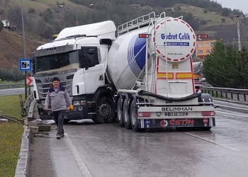 Tanker ile otomobil çarpıştı