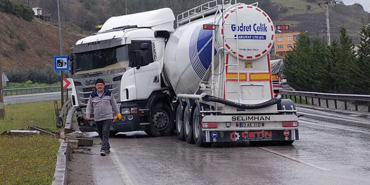 Tanker ile otomobil çarpıştı