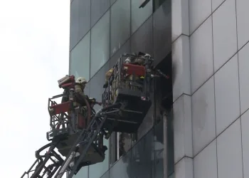 Zeytinburnu’nda iş merkezinde yangın çıktı