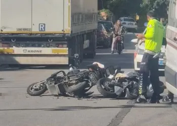 Elektrikli bisiklet ile motosiklet çarpıştı