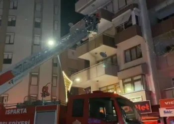 Düşen kadın itfaiye ekipleri tarafından kurtarıldı