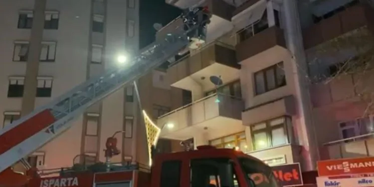 Düşen kadın itfaiye ekipleri tarafından kurtarıldı