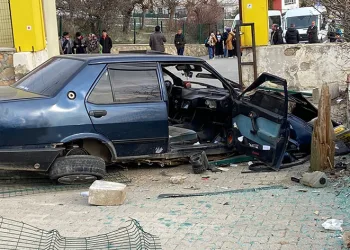 Kontrolden çıkan otomobil okulun bahçesine daldı
