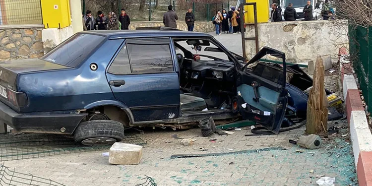 Kontrolden çıkan otomobil okulun bahçesine daldı