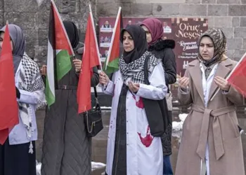 Sağlıkçılar Gazze için sessiz yürüyüşlerini sürdürüyor