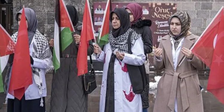 Sağlıkçılar Gazze için sessiz yürüyüşlerini sürdürüyor