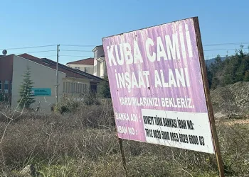 Cami inşaatından geriye tabelası kaldı