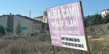 Cami inşaatından geriye tabelası kaldı