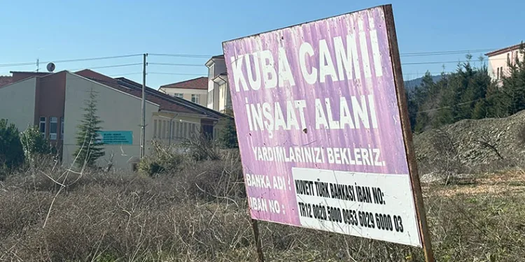 Cami inşaatından geriye tabelası kaldı