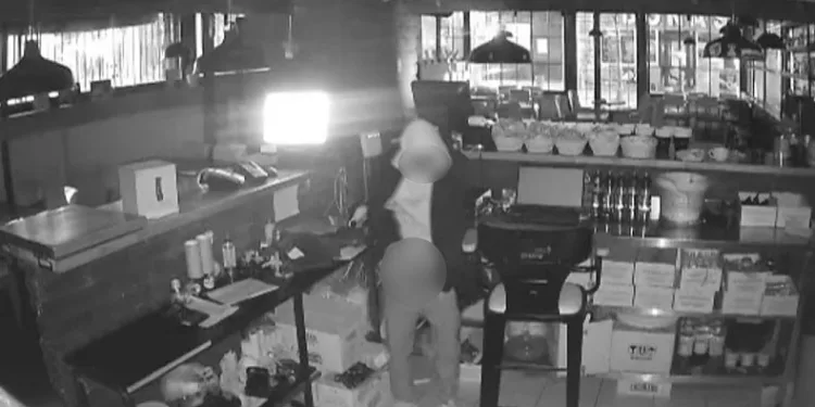 Kasadaki paraları çaldıktan sonra dükkan ortasına tuvaletini yaptı