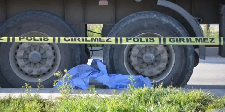 Mezarlıktan dönerken tırın altında kaldı