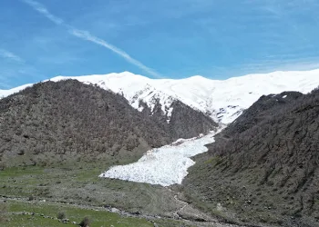 Çığ düştü, dev kar kütleleri görüntülendi