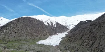 Çığ düştü, dev kar kütleleri görüntülendi